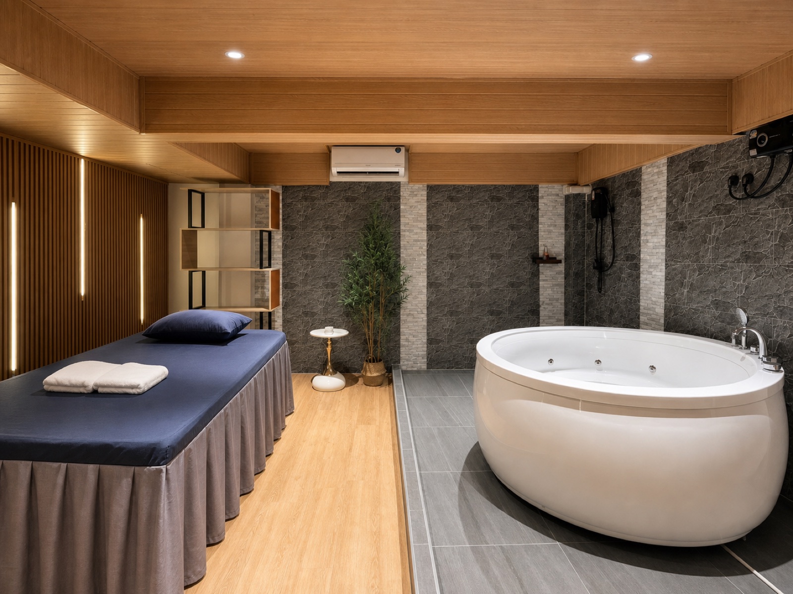 ภาพจริงห้อง VVIP QQ SPA พร้อมเตียงนวด อ่างทรงรี เพดานไม้ และผนังหิน